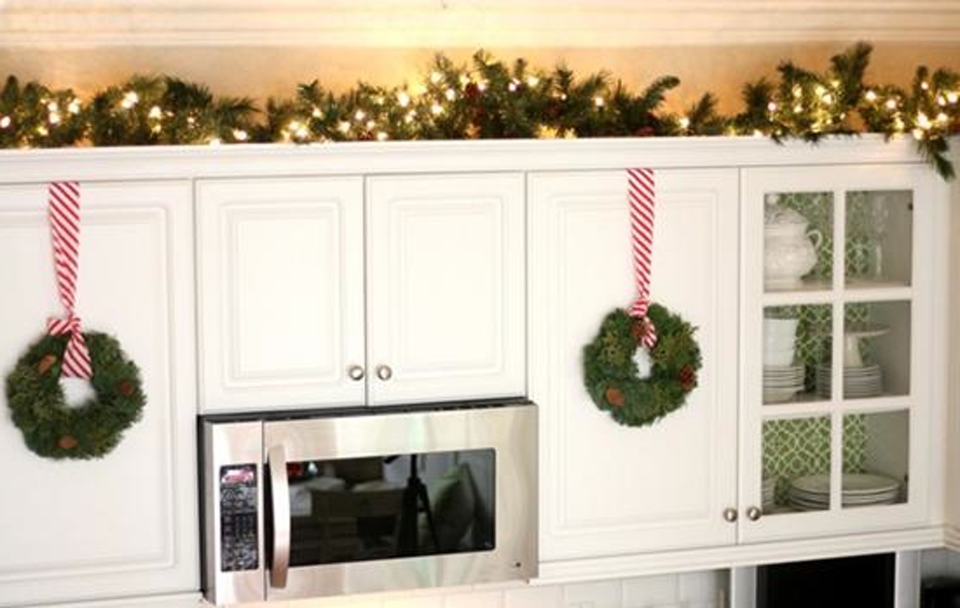 hanging wreaths in kitchen cabinets in Kitchen Christmas Decoration Ideas | LovelySpaces.com