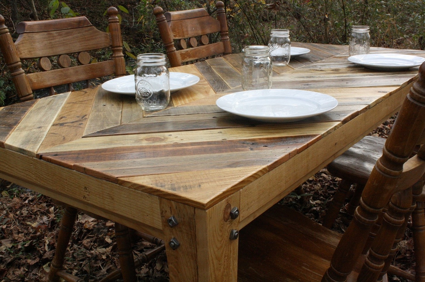 pallet dining in gorgeous must see outdoor dining areas | lovelyspaces.com