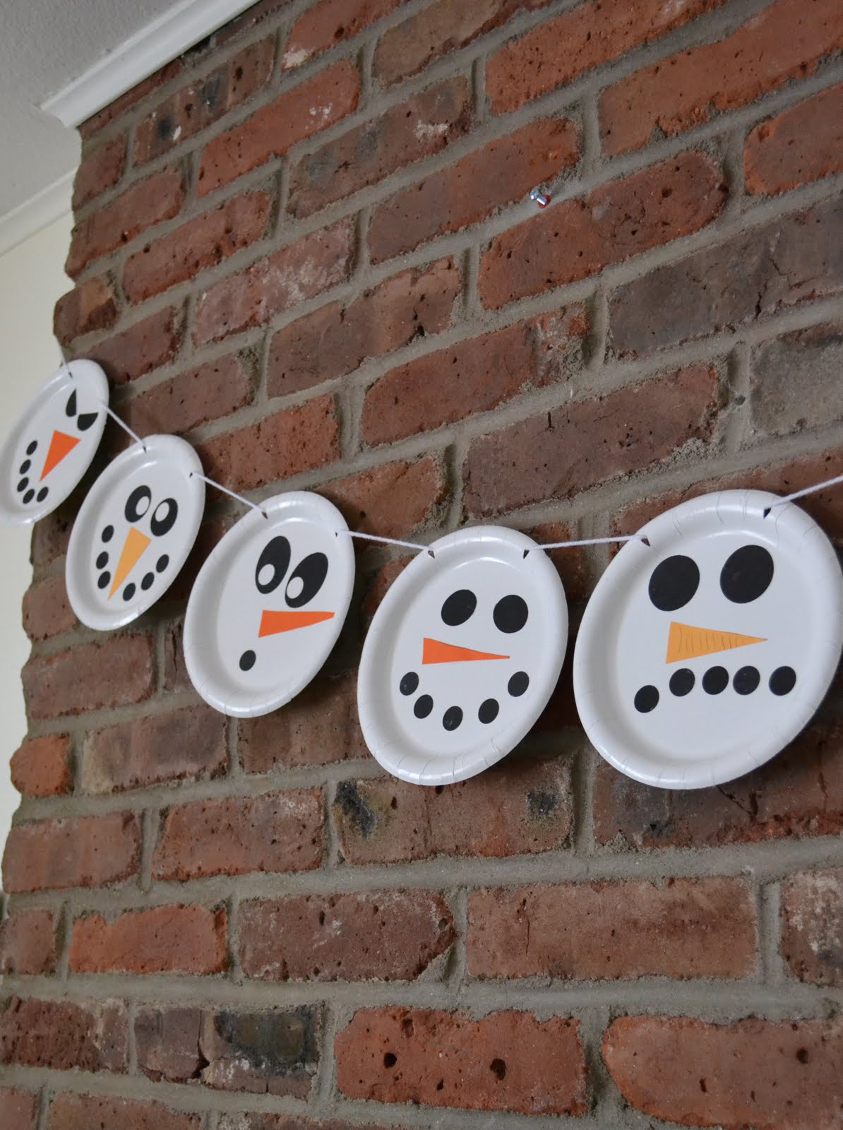 paper plate snowman in Christmas DIY decorations for kids bedrooms | lovelyspaces.com