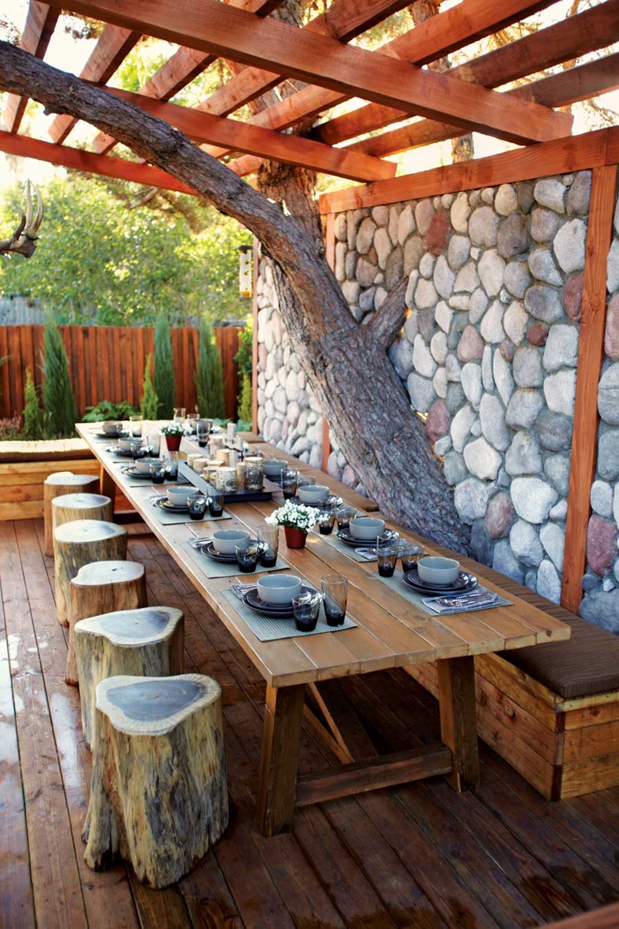 tree stump chairs in gorgeous must see outdoor dining areas | lovelyspaces.com