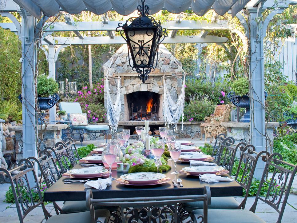 outdoor Victorian in gorgeous must see outdoor dining areas | lovelyspaces.com